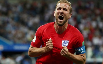 DP体育精华-佐默扑救后与门柱亲吻